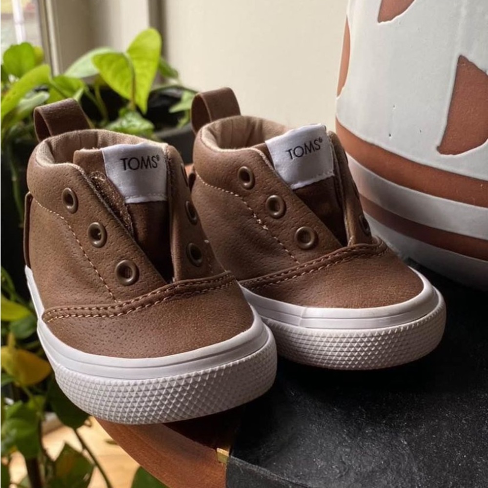 Toddler sneakers- Tom’s size 4 Felix